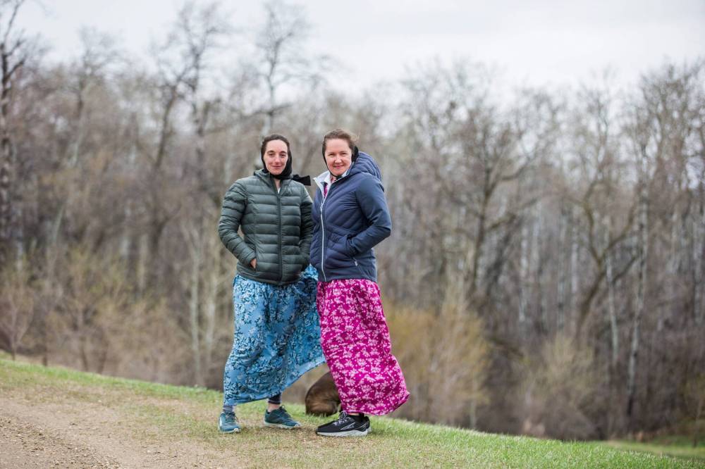 MIKAELA MACKENZIE / WINNIPEG FREE PRESS
Judith Maendel (left) and her sister-in-law Karissa Maendel at the Baker Colony. They’re both informally on-call in the community to deliver basic care (such as changing dressings) and have the assessment skills to recognize when a trip to the emergency room is necessary.