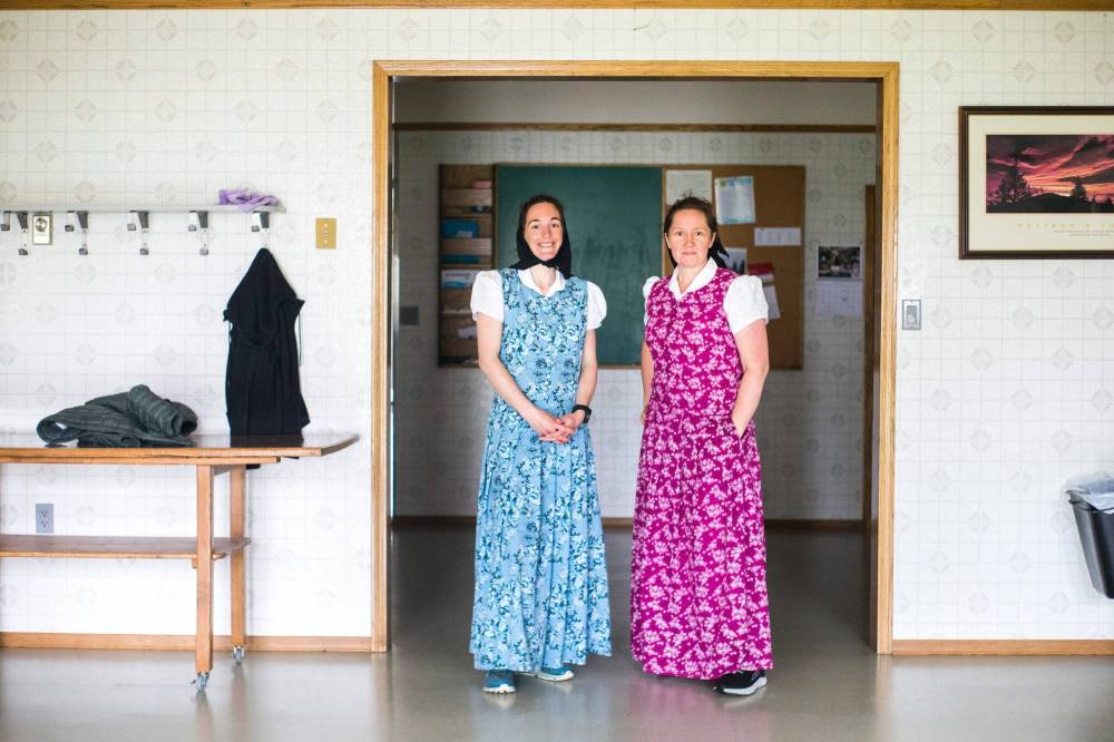 MIKAELA MACKENZIE / WINNIPEG FREE PRESS
Judith Maendel (left) and her sister-in-law Karissa Maendel at the Baker Colony. They work 12-hour shifts a few days a week at the hospital and still cook, garden and work at the colony on their off time.
