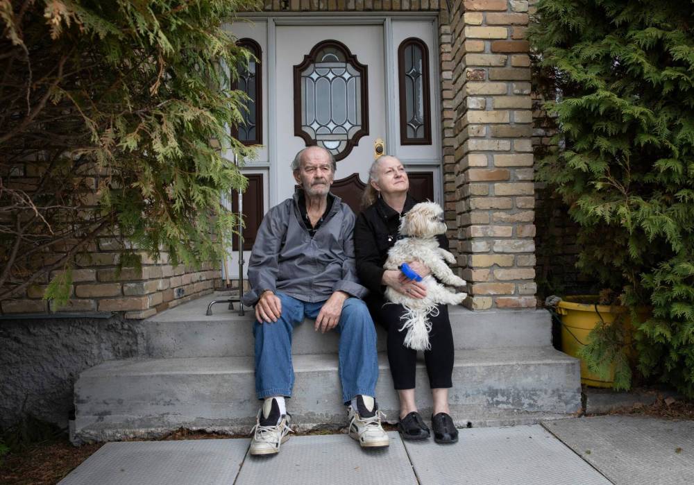 Gary and Alexandra Moulder haven't had phone service in weeks. (Jessica Lee / Winnipeg Free Press files)