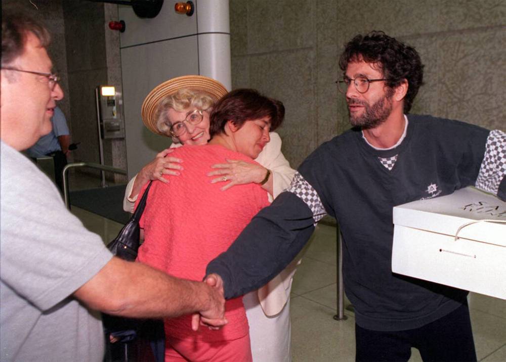 KEN GIGLIOTTI / WINNIPEG FREE PRESS FILES
Joyce Milgaard (middle with hat) and lawyer Hersh Wolch (left) shakes hands with David Milgaard in 1997 as David’s sister Maureen hugs her mother.