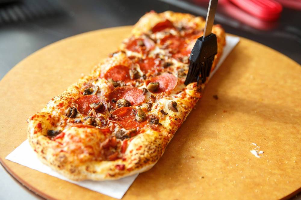 MIKE DEAL / WINNIPEG FREE PRESS
CrusTop’s pizzas are rectangular and feature a mix of classic and creative toppings.