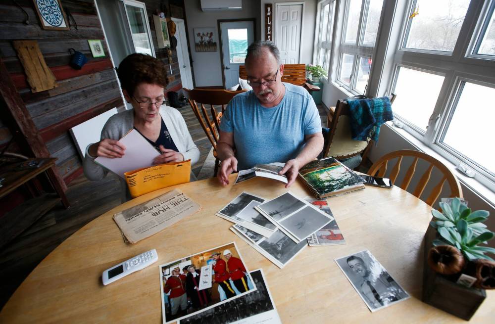 JOHN WOODS / WINNIPEG FREE PRESS
Lance Rayner and Laurie Hall look through photos in their home in Ste Agathe. I want to be recognized for my co-workers that basically died as a result of the RCMP’s — I have a hard time calling it negligence,” Rayner said.