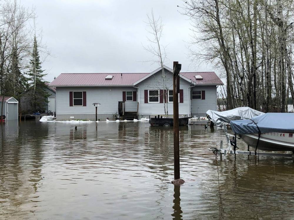Ben Kahler / Winnipeg Free Press
A private cottage sits in a ring dike filled with water at Otter Falls in Whiteshell Provincial Park Wednesday.