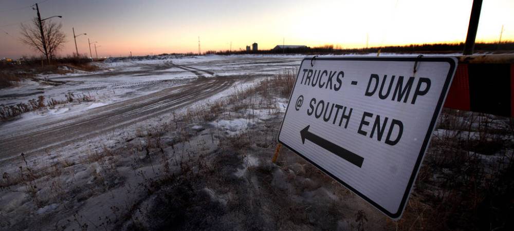 PHIL HOSSACK / WINNIPEG FREE PRESS FILES
A whopping 114,000 tonnes of road sand were spread along Winnipeg’s snow-blanketed streets during the winter of 2021-22, well above the 43,000 tonnes used in the previous winter.