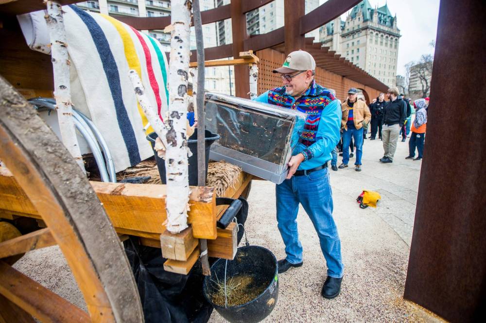 MIKAELA MACKENZIE / WINNIPEG FREE PRESS
Guy Gosselin, descendant of Jean-Baptiste Lagimodire, places Lagimodire’s cart box on the cart before Patty and Terry Doerksen depart from Upper Fort Garry.