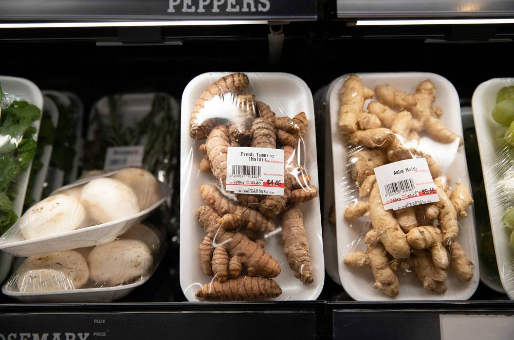 JESSICA LEE / WINNIPEG FREE PRESSDino's carries fresh produce.