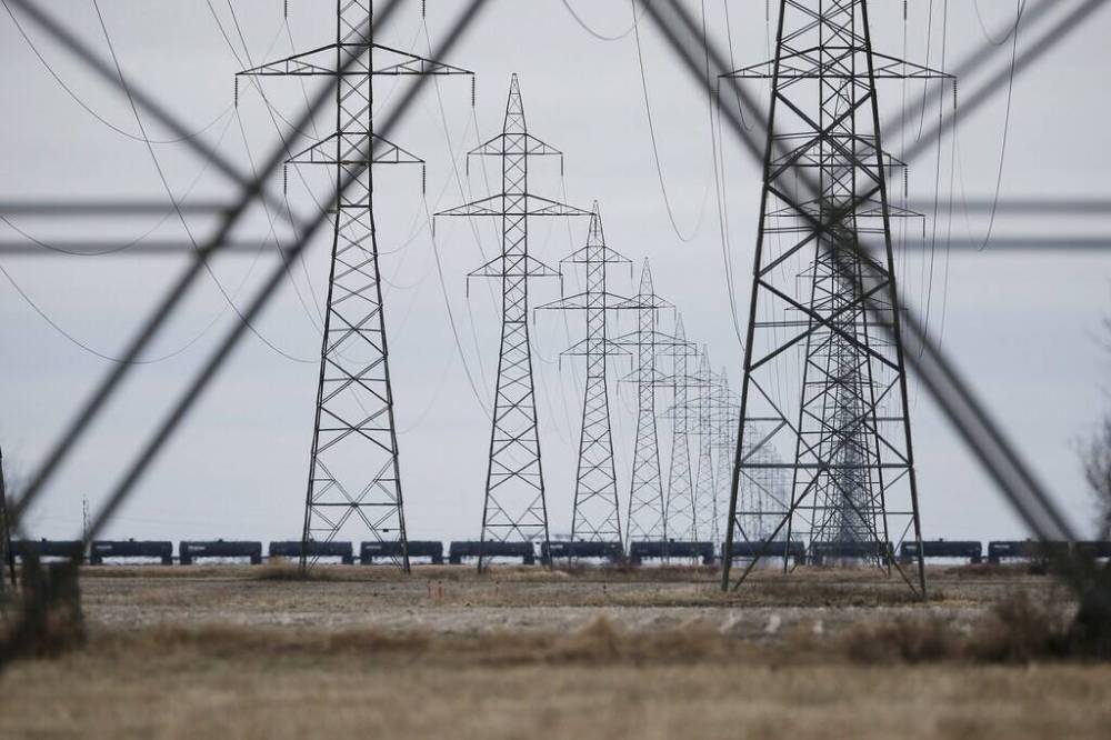 JOHN WOODS / THE CANADIAN PRESS FILES
Manitoba Hydro power lines just outside Winnipeg. The new bill caps electricity rate increases at five per cent rate per year or the annual rate of inflation, whichever is less.