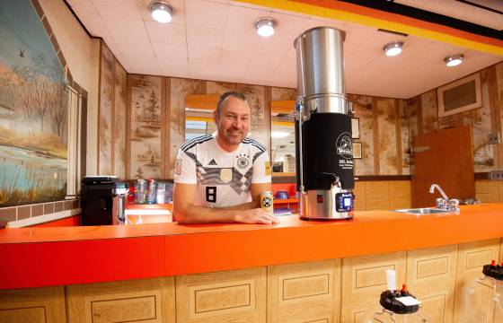 Mike Sudoma / Winnipeg Free PressBernhard Wieland behind the counter of his brewing space in the basement of the German Society of Winnipeg.