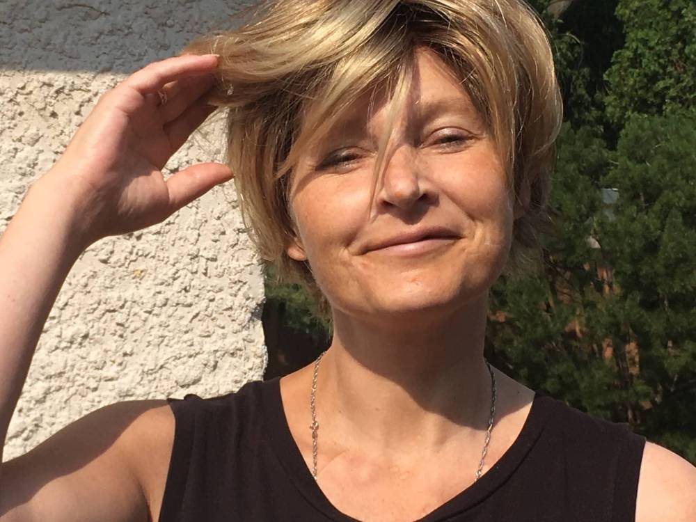 Jenn Evers, seen here modelling her new wig in the summer of 2021, died from a post-chemotherapy infection. (Supplied photo)