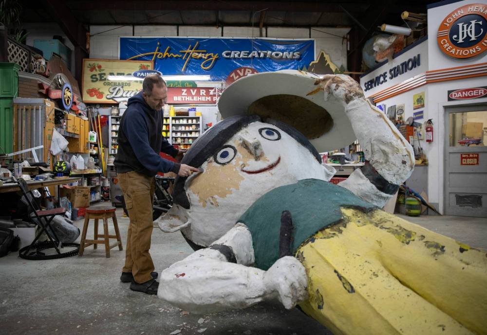 JESSICA LEE / WINNIPEG FREE PRESS
Friesen is currently restoring the statue in his studio in Oak Bluff.
