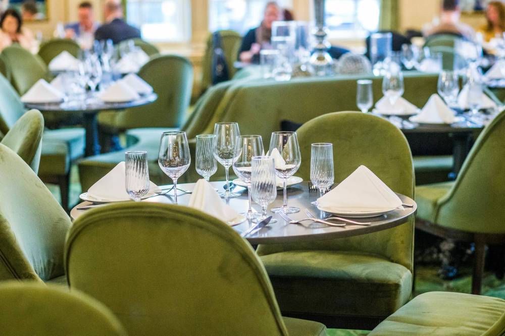 MIKAELA MACKENZIE / WINNIPEG FREE PRESS
Chairs were recoved to give the Oval Room Brasserie a new look.