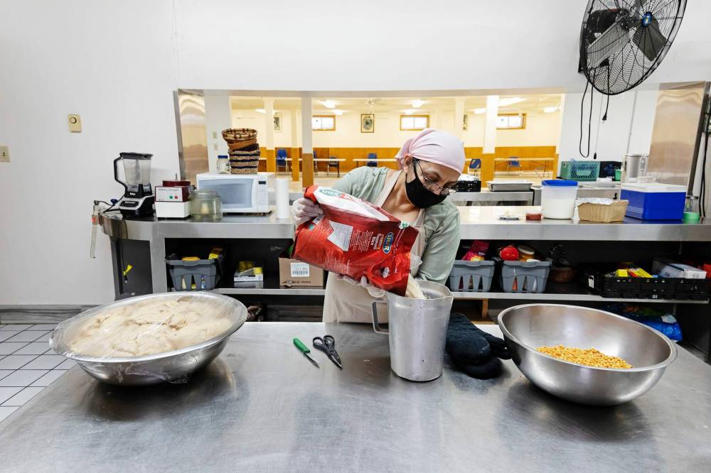PRABHJOT SINGH / WINNIPEG FREE PRESS
Virpal Kaur Brar pours rice into measuring jug to prepare sweet flavoured rice. She has been volunteering for more than a decade and prepares food at the community kitchen every week.