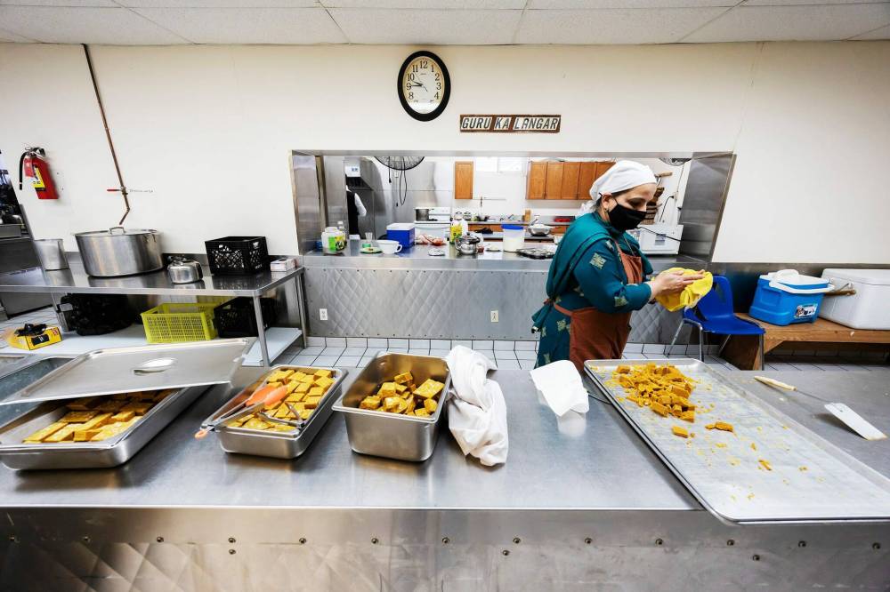 PRABHJOT SINGH / WINNIPEG FREE PRESS
Satvir Kaur finishes cutting the dessert called besan barfi.