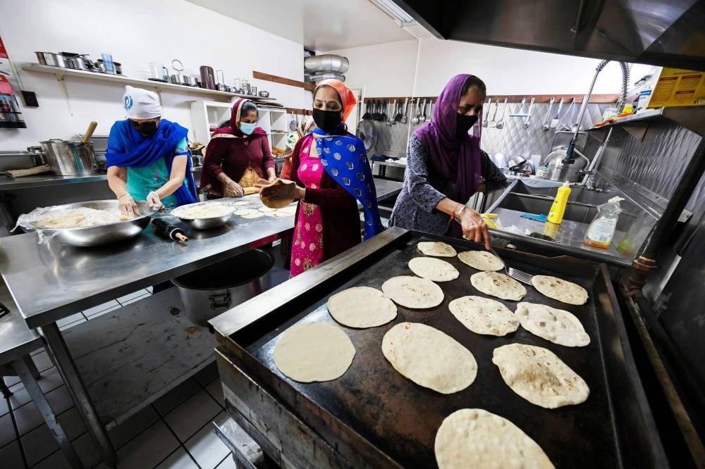 PRABHJOT SINGH / WINNIPEG FREE PRESS
Volunteers prepare the roti, which use 40 kilograms of flour and can feed up to 100 devotees a day.
