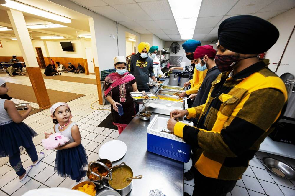 PRABHJOT SINGH / WINNIPEG FREE PRESS
A volunteer waits to serve the devotees at langar in the community kitchen of Gurdwara Singh Sahab on Sturgeon Road.