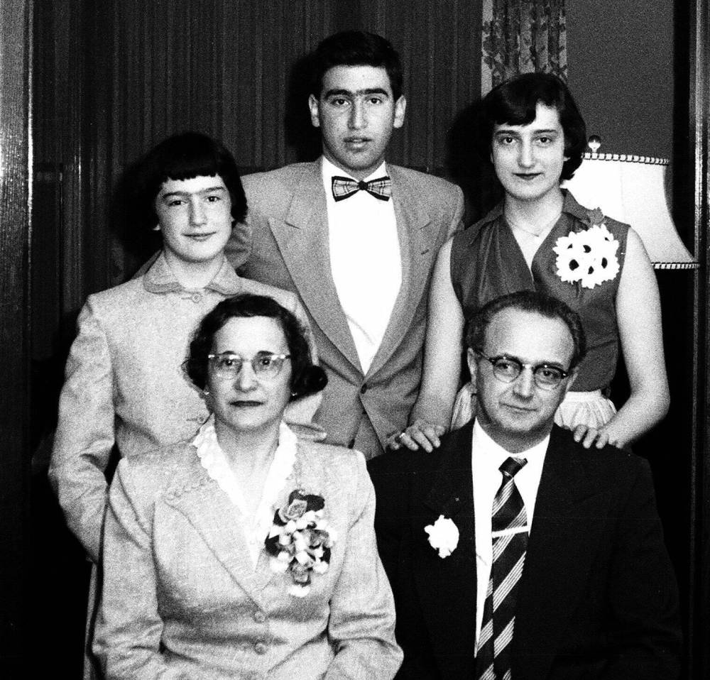 Monte Raber and his parents, Marcia and Harry, and sisters, Leah and Carol. (Supplied)