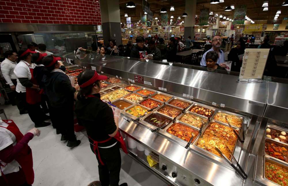 SHANNON VANRAES / WINNIPEG FREE PRESS
Seafood City Supermarket at Garden City Shopping Centre includes unique restaurants, including Grill City, Noodle Street, and CrispyTown that offer eat-in and take-out options.