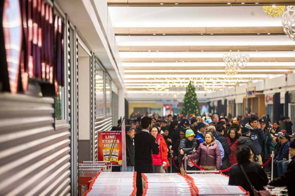MIKAELA MACKENZIE / WINNIPEG FREE PRESS
A huge line of people waiting to get into Seafood City on opening day in Winnipeg on Thursday.
