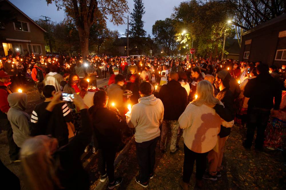 Family and friends attend a vigil for Jennifer Dethmers on Boyd in September 2020. (John Woods / Winnipeg Free Press files)