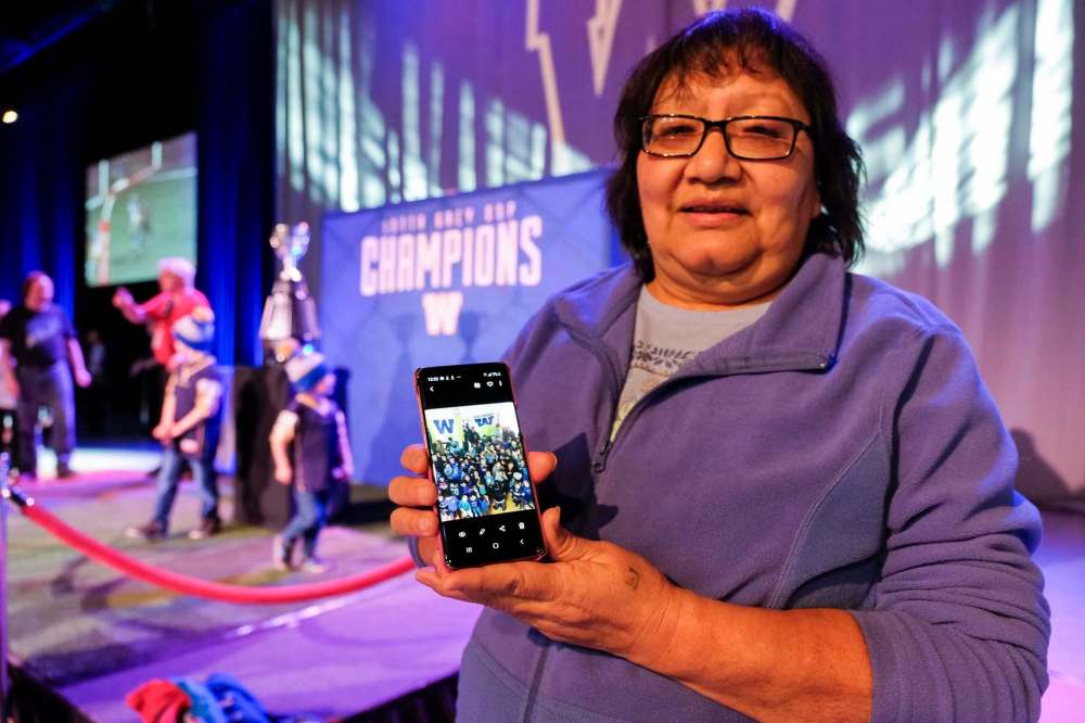 Irene Linklater, a school teacher from Pukatawagan Sakaastew School, brought a picture of her students to be photographed with the Grey Cup. (Daniel Crump / Winnipeg Free Press)