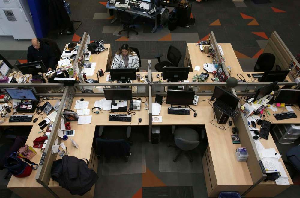 APTN newsroom staff work on stories for the next newscast. (Shannon Vanraes / Winnipeg Free Press)