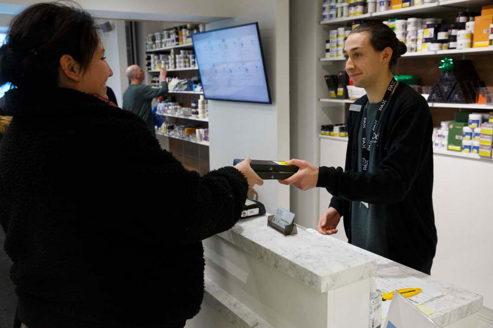 MIKE DEAL / WINNIPEG FREE PRESS
Cannabis edibles salesperson Brett sells two packages of cannabis infused chocolates to a customer. Edibles are now available for purchase at Winnipeg cannabis stores.