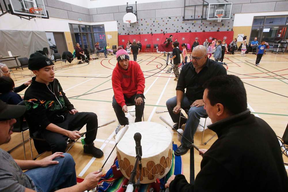 JOHN WOODS / WINNIPEG FREE PRESS
Drummers perform as people dance at the powwow club.