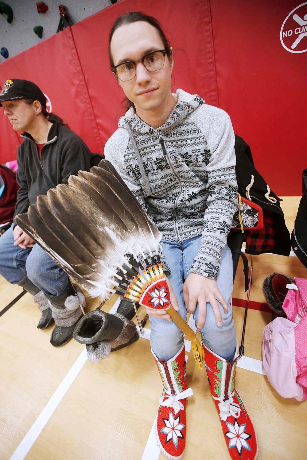 JOHN WOODS / WINNIPEG FREE PRESS
Terry Gardner with his handmade eagle fan and moccasin leggings.