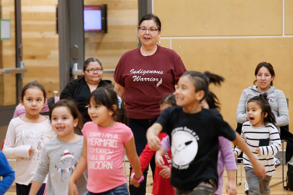 JOHN WOODS / WINNIPEG FREE PRESS
Facilitator Rhonda James watches the children play during the powwow club at the U of W’s Axworthy Health and RecPlex.