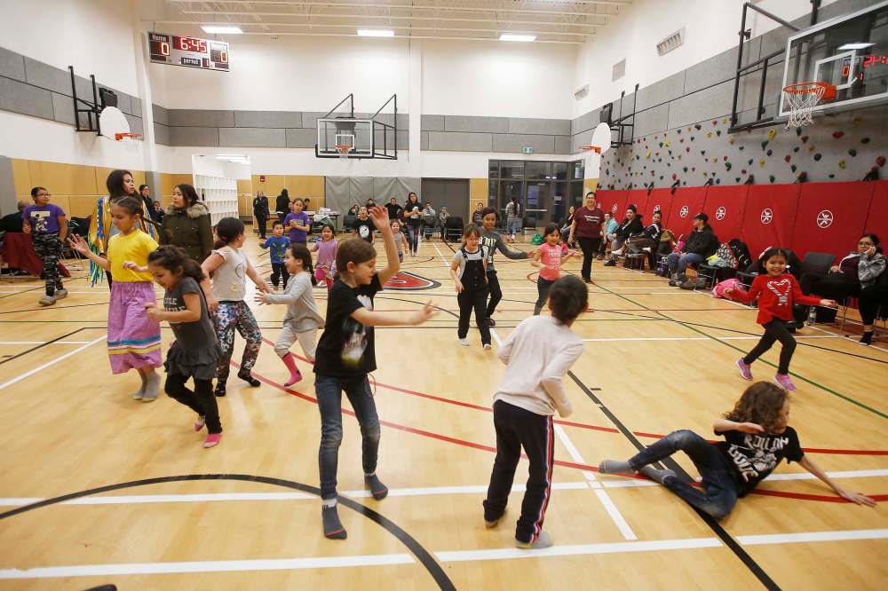 JOHN WOODS / WINNIPEG FREE PRESS
Children play on the dance floor during the Tuesday night powwow club at the University of Winnipeg.