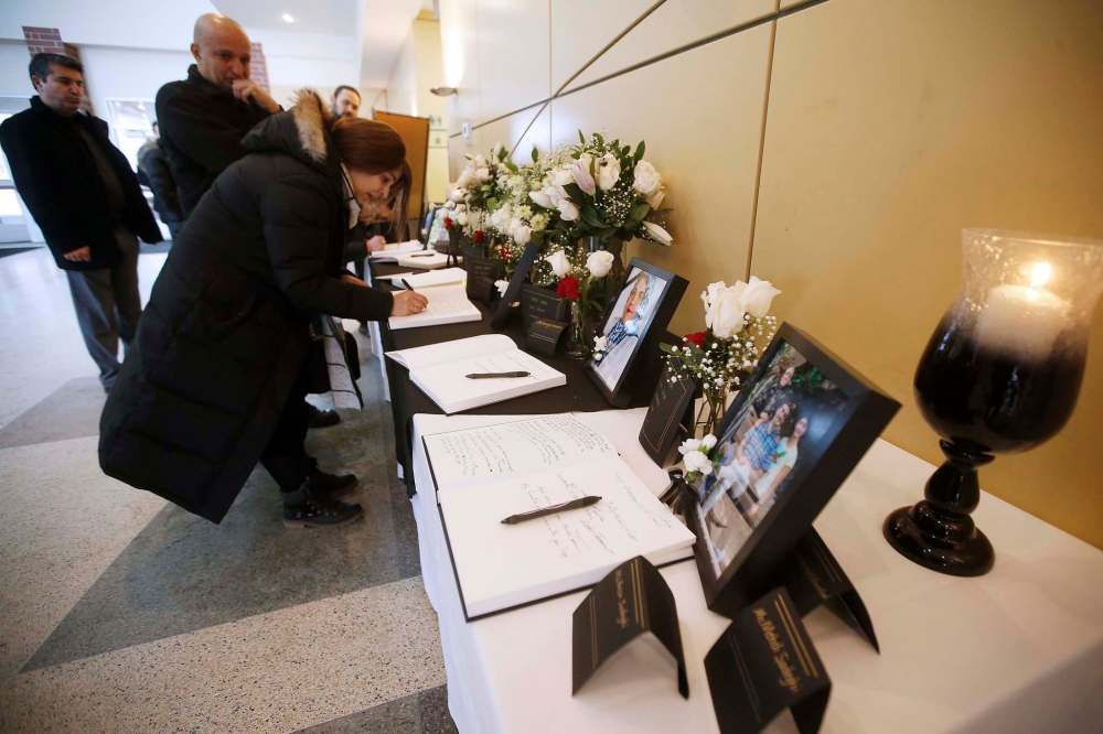 JOHN WOODS / WINNIPEG FREE PRESS
People sign memorial books as they gather at the Caboto Centre Sunday.