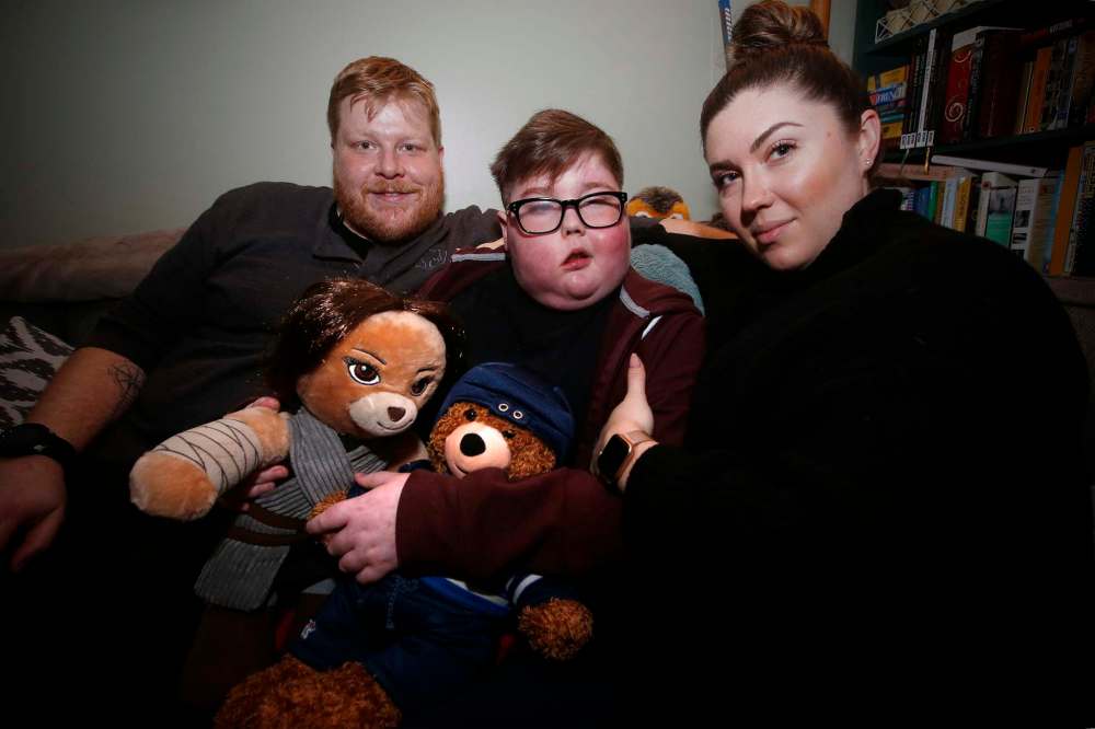 JOHN WOODS / WINNIPEG FREE PRESS
Jordan, Matthew, 10, and Clare Isaak. The family is seeking financial help through a crowdfunding campaign to pay for Matthew’s medication.