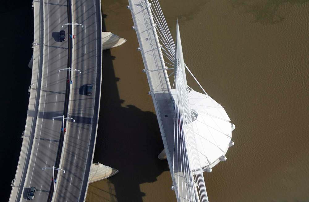 TREVOR HAGAN / WINNIPEG FREE PRESS FILES
The Provencher Bridge and Esplanade Riel are more than simply traffic links spanning the Red River.
