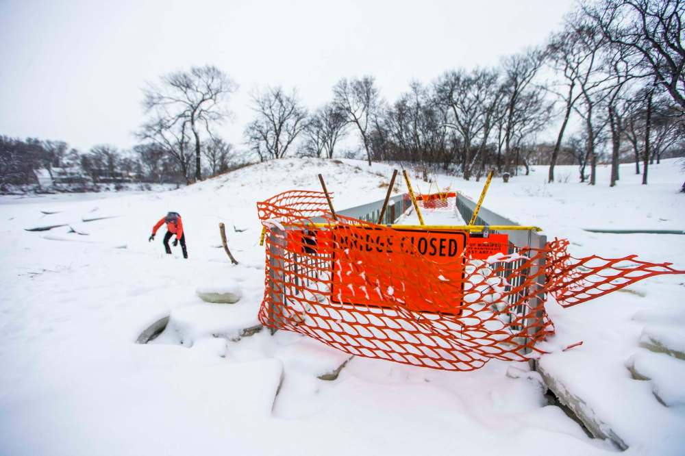 The city said the footbridge over Omand's Creek couldn't be opened this winter, but a couple of Winnipeggers proved otherwise. (Mikaela MacKenzie / Winnipeg Free Press files)