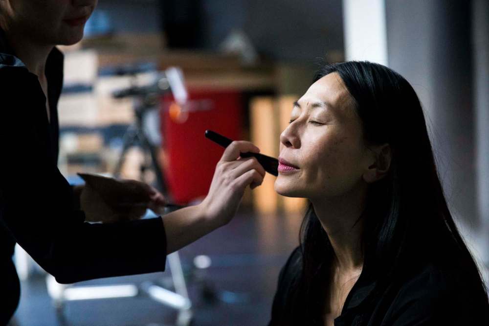 Hon gets her makeup done by Rachel Lynne Jones in the rehearsal space at the Prairie Theatre Exchange. (Mikaela MacKenzie / Winnipeg Free Press)