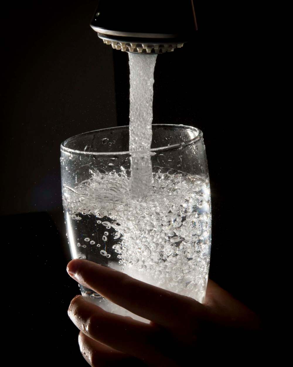 Travellers should avoid drinking tap water and stick to bottle water. (Jonathan Hayward / The Canadian Press files)