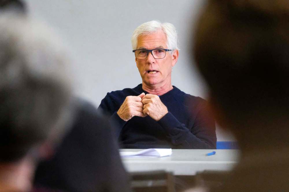 Winnipeg South Centre MP Jim Carr holds a town hall at the Corydon Community Centre Saturday. (Daniel Crump / Winnipeg Free Press)