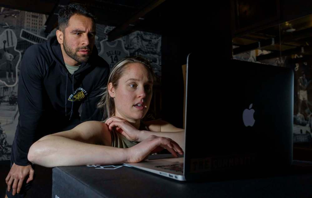 JESSE BOILY / WINNIPEG FREE PRESS
Amie Seier, front, and Alex Athayde of The Community Gym are broadcasting free live exercise classes on Facebook and Instagram while the gym is closed.