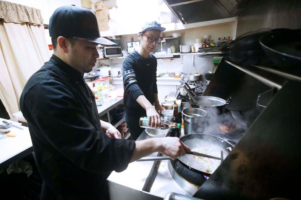 JOHN WOODS / WINNIPEG FREE PRESS
Claire (right) and Bee Venevongsa cook in their Pad Thai kitchen, and are donating prepared dishes to health-care workers at Children's Hospital and Grace Hospital.