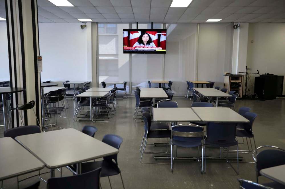 (Tim Smith / The Brandon Sun)
Tables in Harvest Hall at Brandon University sit empty. Students who live in residence at Brandon University and the University of Winnipeg have been told to go home.