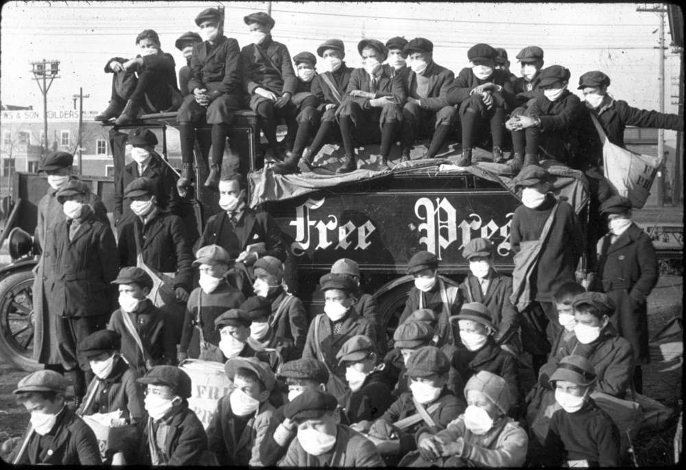 Winnipeg Free Press Files
Manitoba Free Press delivery boys wear surgical masks during the 1918 influenza pandemic.