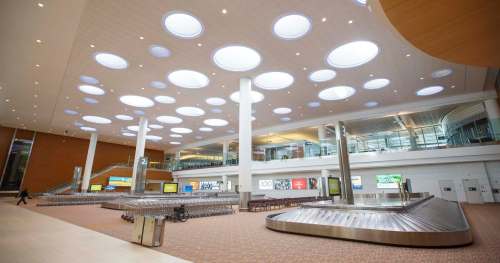 MIKE DEAL / WINNIPEG FREE PRESS
One man walks in the arrivals area of Winnipeg&rsquo;s Richardson International Airport Friday. Due to the ban on international travel and reduced domestic flights, the airport will be almost deserted for the foreseeable future.