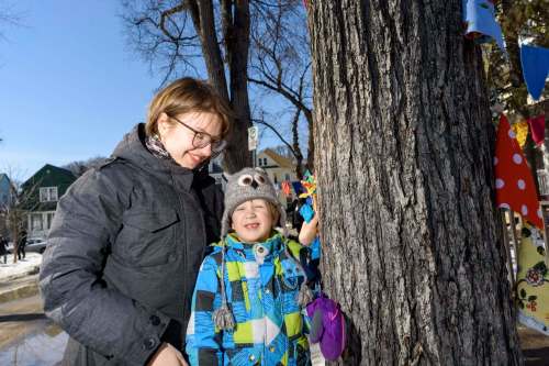 JESSE BOILY / WINNIPEG FREE PRESS
Darik Chopyk, four, and his mother Katya Bilokon play around a tree on his fourth birthday on Monday.