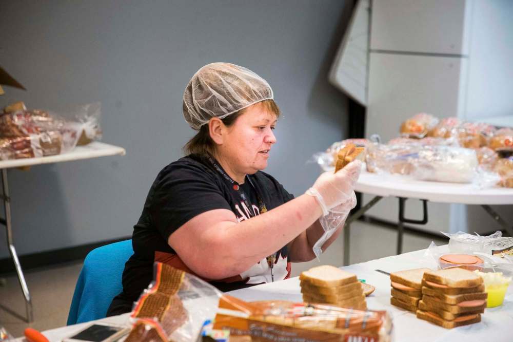 Volunteer Diane Dewormeaux Wright makes sandwiches. (Mikaela MacKenzie / Winnipeg Free Press)