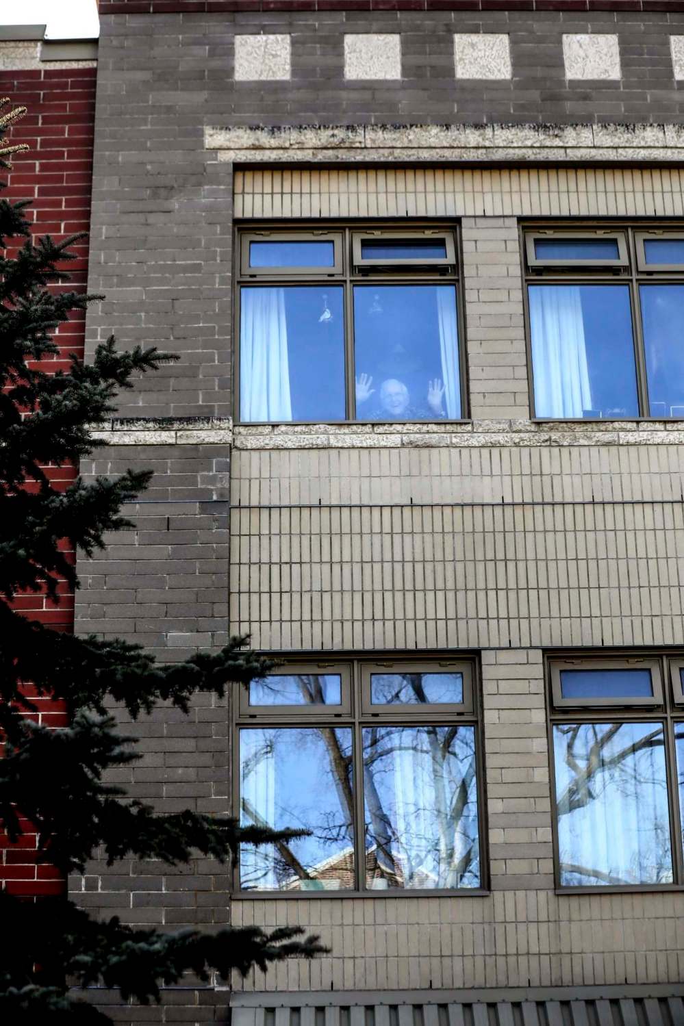 RUTH BONNEVILLE / WINNIPEG FREE PRESS
David Thompson waves from his top-floor window at the Misericordia Health Centre.