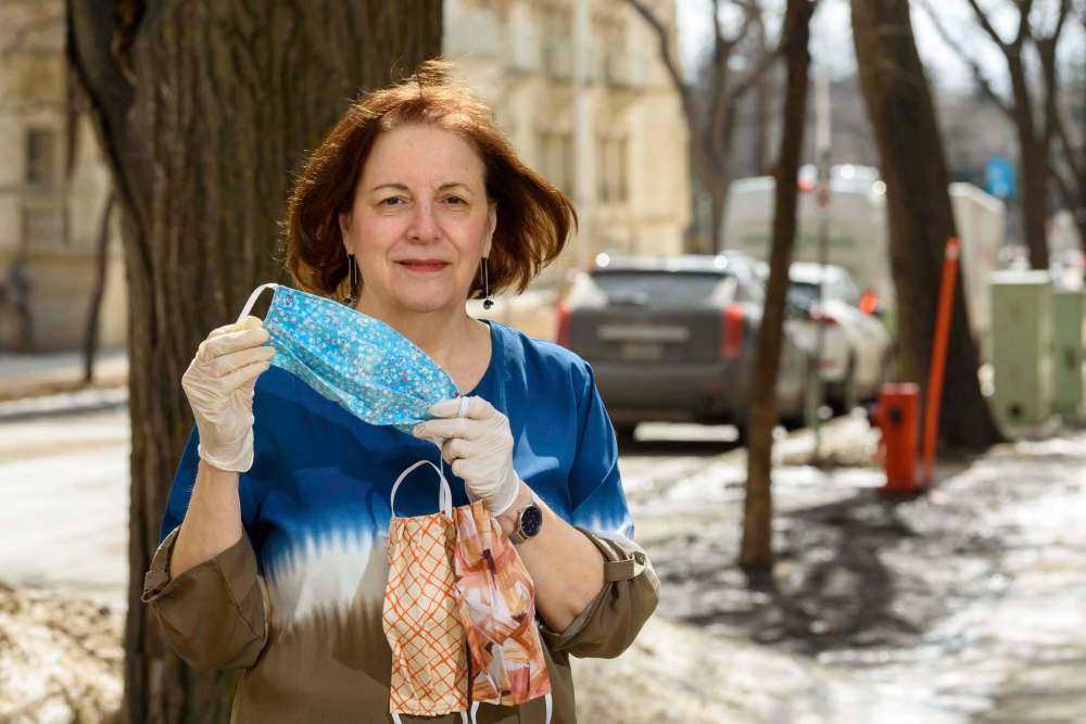JESSE BOILY / WINNIPEG FREE PRESS
Arlene Skull, a former principal at Gordon Bell High School has been making masks for people in the community.