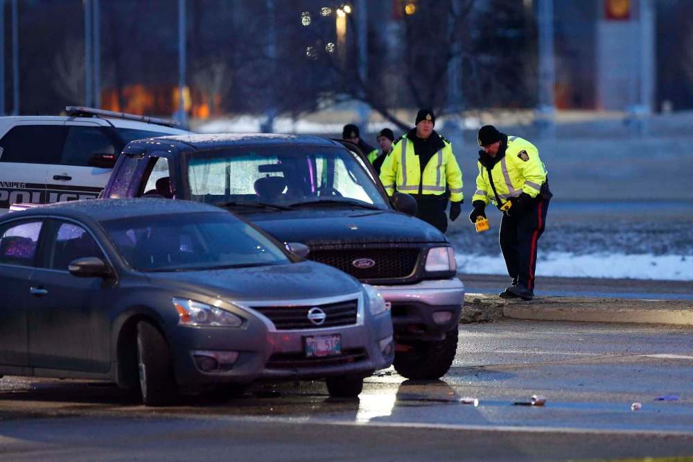 JOHN WOODS / WINNIPEG FREE PRESS
Officers provided medical treatment on scene and the young woman was transported to the Health Sciences Centre in critical condition, but was pronounced dead, police said.