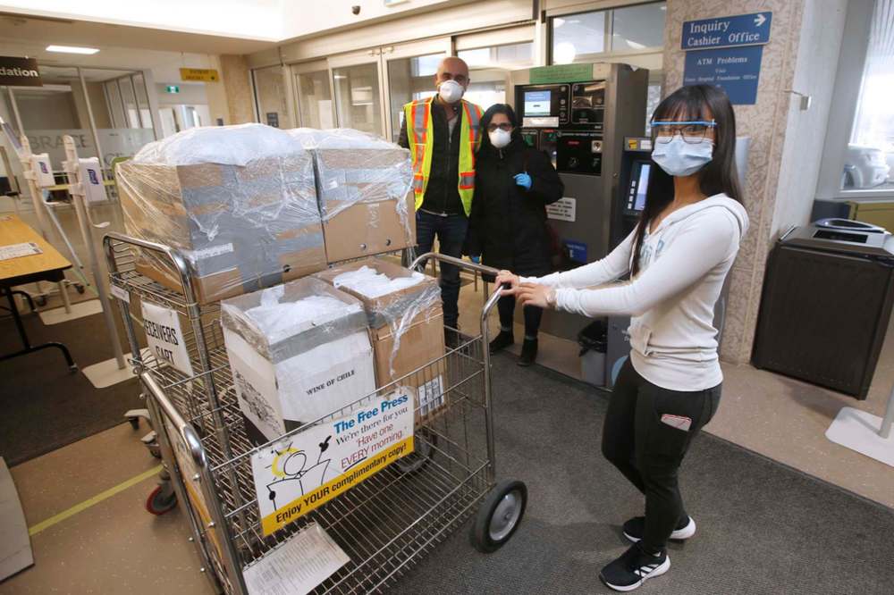 JOHN WOODS / WINNIPEG FREE PRESS
Maysoun Darweesh and Nour Ali of the Kurdish Initiative for Refugees watch in the background as a health care worker takes food they dropped off at Grace Hospital for the staff, Monday.