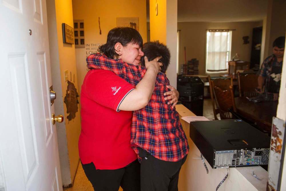MIKE DEAL / WINNIPEG FREE PRESS
Elizabeth (right), gives her mom, Nicole, a hug as both got overwhelmed after receiving a computer from Tech Manitoba.