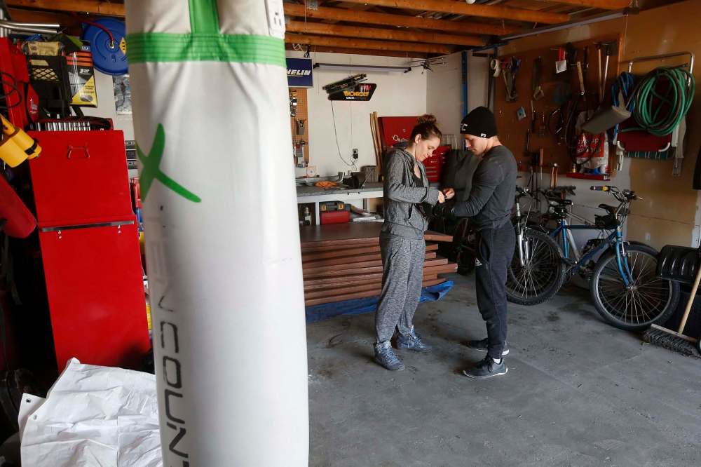 JOHN WOODS / WINNIPEG FREE PRESS
MMA fighter Brad Katona works out with his girlfriend.